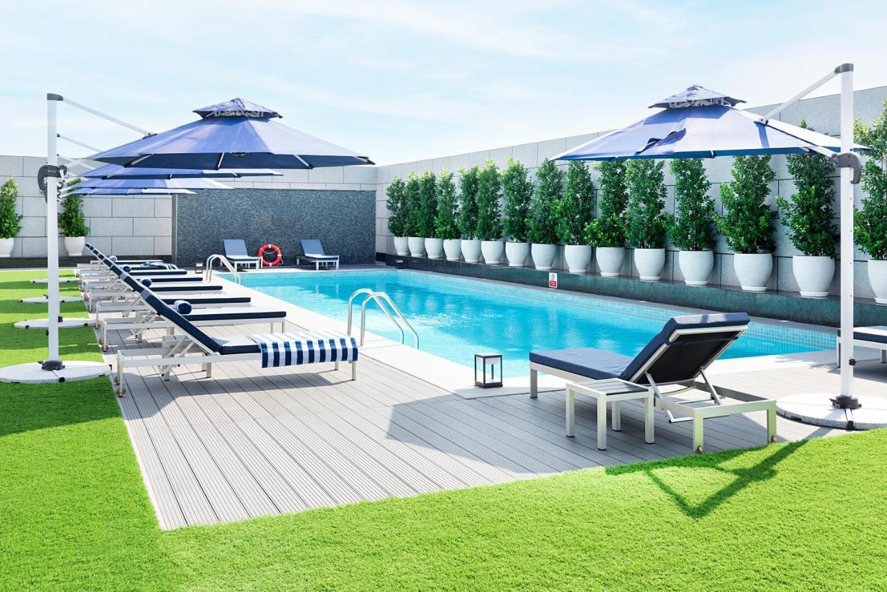 Asiana Grand Hotel Dubai Exterior foto The swimming pool at the hotel