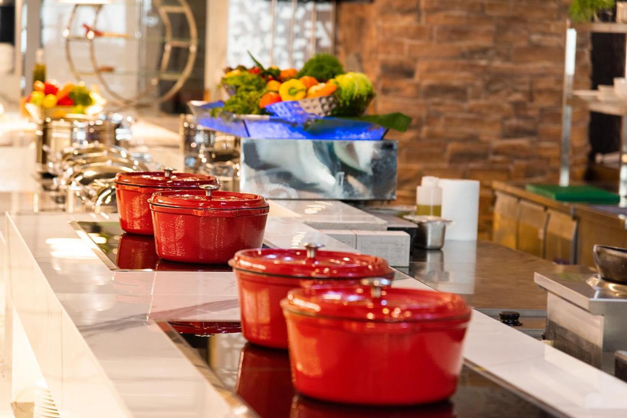 Asiana Grand Hotel Dubai Exterior foto Le Creuset cast iron cookware